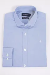 Camisa de vestir manga larga Brooksfield, color azul con micro estampado a cuadros. Presenta cuello clásico, cierre frontal con botones y logo bordado en el pecho.