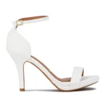 Sandalia de tacón alto negra, con plataforma delantera y una tira ancha sobre los dedos. Posee una tira fina alrededor del tobillo con hebilla metálica dorada para ajuste.