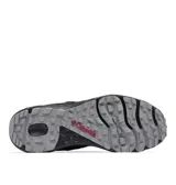 Championes de senderismo Columbia modelo Konos Low, color gris con detalles en negro y toques de rojo. Confeccionados con malla transpirable y sobrecapas sintéticas para mayor durabilidad, cuentan con tecnología Omni-SHIELD para resistencia al agua y manchas, mediasuela TECHLITE para estabilidad y suela Omni-GRIP de alta tracción.