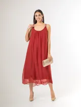 Vestido midi de seda italiana color rojo, de corte holgado y fluido, con escote redondo fruncido y breteles con apliques de paillettes.