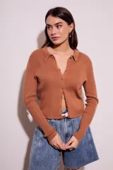 Cardigan marrón de punto acanalado con cuello polo, manga larga y cierre frontal con botones.