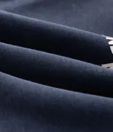 Buzo canguro masculino azul marino con capucha, medio cierre frontal y un gran estampado con la palabra "UNLIMITED" en la espalda.