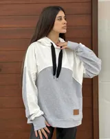 Canguro gris con capucha y mangas largas con orificio para el pulgar.