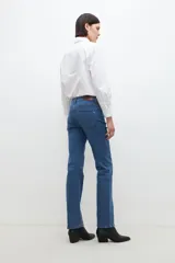 Pantalón de jean azul de corte recto, con cintura alta y bolsillos delanteros y traseros.