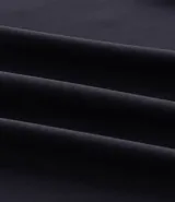 Camisa polo masculina de manga corta, confeccionada en tejido técnico de poliamida con elastano. Presenta cuello inglés con tapeta de tres botones, ofreciendo propiedades de secado rápido, elasticidad y confort térmico.