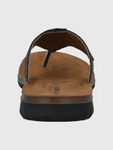 Sandalia tipo ojota Hush Puppies, con capellada de poliuretano en color marrón oscuro, costuras reforzadas y suela de poliuretano negra con plantilla ergonómica.
