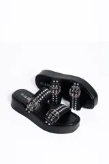 Sandalia de plataforma color negro, modelo Harley Black YY-03, con dos tiras anchas adornadas con hebillas metálicas y tachas plateadas.