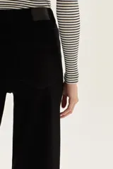 Jean de tiro alto y pierna ancha, color negro.