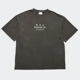 Remera Wasted Talent Otaru con efecto deslavado, corte oversize y hombros caídos. Presenta estampado frontal con texto en caracteres asiáticos, "WASHED UP" y "Wasted Talent".