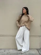 Pantalón sastrero marrón de corte palazzo, con botón, pasacinto y pretina trasera con elástico.