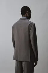 Blazer de corte regular fit en color gris, con solapas de muesca, cierre frontal de un botón y bolsillos con solapa en la cadera.