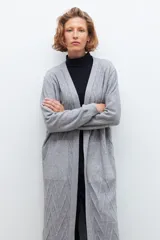 Ruana larga gris melange con estructura zig-zag.