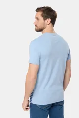 Remera de manga corta gris con rayas horizontales azules y blancas.