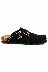 Zueco de gamuza negra con plantilla anatómica, suela de corcho y goma, detalles de tachas metálicas doradas y hebilla ajustable.