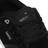 Championes de skate Emerica modelo Dickson, color negro con suela blanca. Presentan diseño de perfil bajo, confeccionados en gamuza con detalles de costuras reforzadas, logo de la marca en el lateral y en el talón, y ojal superior metálico con detalle decorativo.