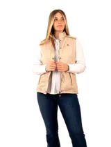Chaleco beige capitoneado con cierre frontal y cuello alto.