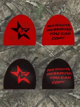 Gorro de lana reversible con un lado blanco y otro negro. Un lado tiene un estampado de una estrella con una figura humana en el centro, y el otro lado tiene el texto "NO RIGHTS RESERVED YOU CAN COPY".