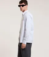 Camisa de manga larga con cuello inglés, confeccionada en algodón con estampado de rayas verticales.