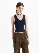 Top de punto acanalado color azul marino, con escote en V y tirantes anchos. Diseño entallado confeccionado en hilado frío con costuras verticales decorativas.