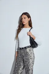 Body de manga larga en color blanco, con cuello redondo y ajuste al cuerpo. Presenta un diseño minimalista y versátil, ideal para usar como prenda base.