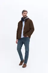 Campera de pana color azul marino con textura acanalada, cierre frontal con botones a presión, cuello clásico y ajuste regular.