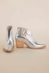 Bota corta plateada de cuero con taco de madera.