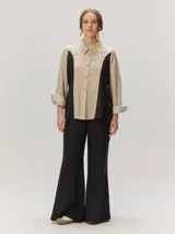 Camisa de lino combinada en tonos beige y negro, de manga larga y cierre frontal con botones.