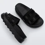 Sandalias plataforma Melissa modelo Cozy Slide M-Lover Bold Platform, color negro, con faja ancha superior con logo en relieve y suela track elevada.