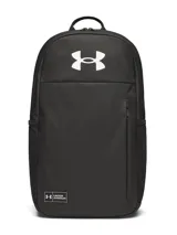 Mochila Under Armour color negro, con diseño clásico de cierre superior, bolsillo frontal vertical con cierre, bolsillos laterales de red y logo blanco estampado en la parte superior.