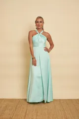 Vestido largo de satén color celeste menta, con escote halter cruzado y falda fluida con abertura frontal.