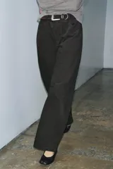 Pantalón de tiro medio con corte wide leg y diseño de rayas verticales a contraste. Cuenta con cintura con trabillas, cierre frontal con cremallera y botón, y cinco bolsillos.