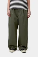 Pantalón de sarga de algodón verde militar, de corte holgado con pliegues delanteros.