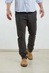 Pantalon de corte clasico en color azul, confeccionado en algodon, con bolsillos delanteros inclinados y bolsillos traseros de ribete.