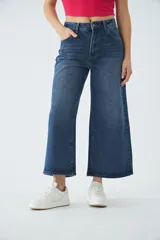 Jean corto de dama, tiro alto, corte oxford, con cierre de cremallera y bolsillos.