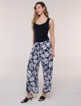 Pantalón estampado de caída fluida y calce relajado, con cintura alta elastizada y cordón ajustable con punteras metálicas, corte ancho tipo cropped.