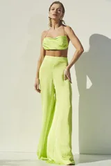 Pantalón verde lima de tiro alto y corte palazzo.