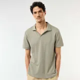 Remera de manga corta con cuello polo y escote en V, confeccionada en tejido con textura de nido de abeja.