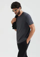 Camiseta de manga corta color rojo con cuello en V.