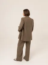 Pantalón de vestir de corte recto y tiro alto, con diseño de rayas verticales finas y bolsillos laterales.