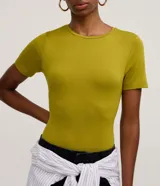 Blusa básica de viscosa y elastano de la marca Cortelle, color mostaza, con escote redondo y mangas cortas.