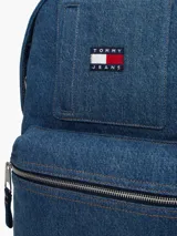 Mochila de Tommy Jeans confeccionada en tejido denim de algodón, con diseño curvo, compartimento principal con cierre de cremallera, bolsillo frontal con cierre y parche con el logo de la marca en la parte superior.