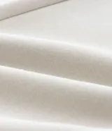 Pantalón jogger de algodón con felpa, color beige, con cintura elástica, cordón ajustable, bolsillos laterales y puños elásticos en los tobillos.