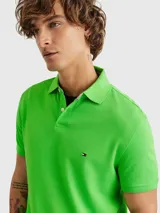 Chomba de corte regular de la colección 1985 de Tommy Hilfiger, con cuello tipo polo, cartera de dos botones y logo de la marca bordado en el pecho.