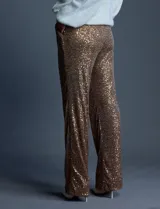 Pantalón largo de lentejuelas negras, marca Ninety, con pretina ancha elastizada, bolsillos laterales y forro a tono.