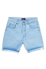 Bermuda de jean celeste, 100% algodón, con cinco bolsillos, tiro alto y ruedo arremangado.