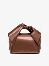 Bolso de mano marrón de cuero con asa superior retorcida, letras del logo en relieve, solapa plegable con cierre magnético, ranura para tarjetas en el interior y correa de cadena opcional.