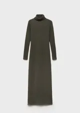 Vestido largo de punto con cuello vuelto, manga larga y corte ajustado al cuerpo.