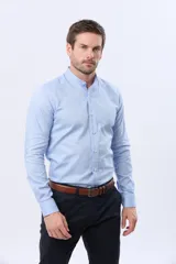 Camisa lisa de color celeste, confeccionada en 100% algodón, con cuello mao y cierre frontal de botones.