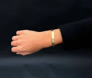 Pulsera rígida de diseño minimalista con acabado texturado martillado que aporta brillo y relieve, realizada en gold filled 24k.