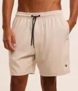 Bermuda de baño para hombre color beige, con cintura elástica, cordón de ajuste negro y bolsillos laterales. Presenta un pequeño tag decorativo en el bajo.